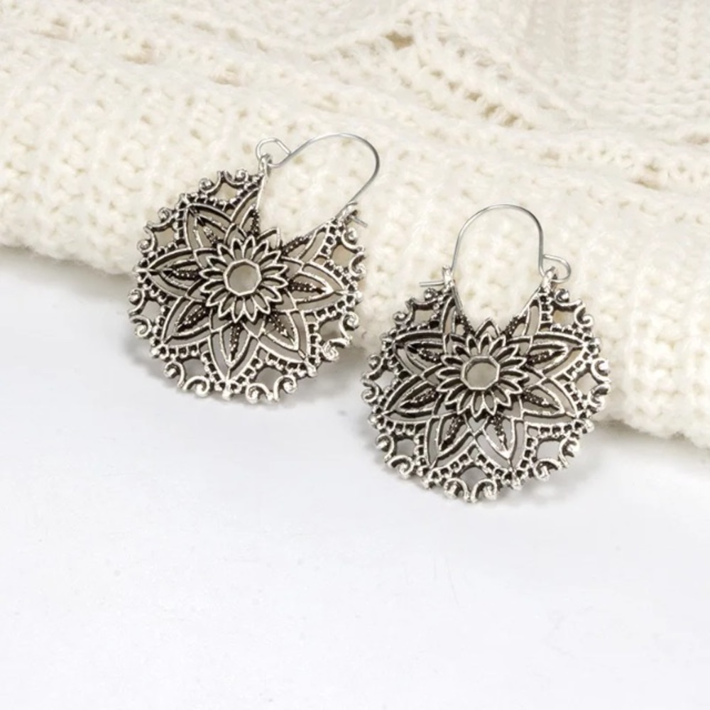 Boho antiqued flower earrings - Picture 1 of 10